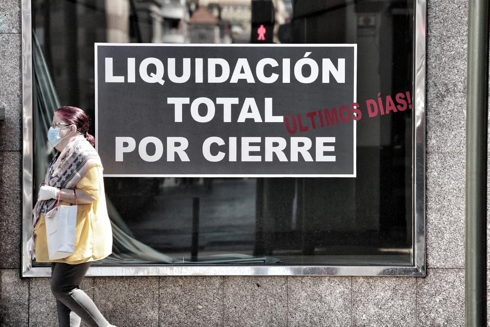 Paseo por Santa Cruz con comercios en marcha