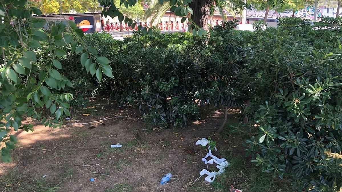 Imágenes del lugar de la Barceloneta donde se encontró a un hombre muerto