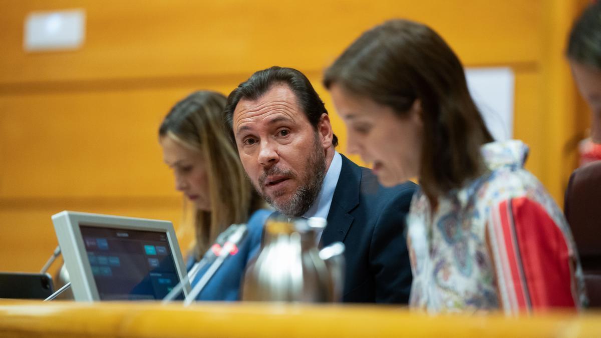 Óscar Puente en la Comisión de Transportes este lunes, en el Senado.