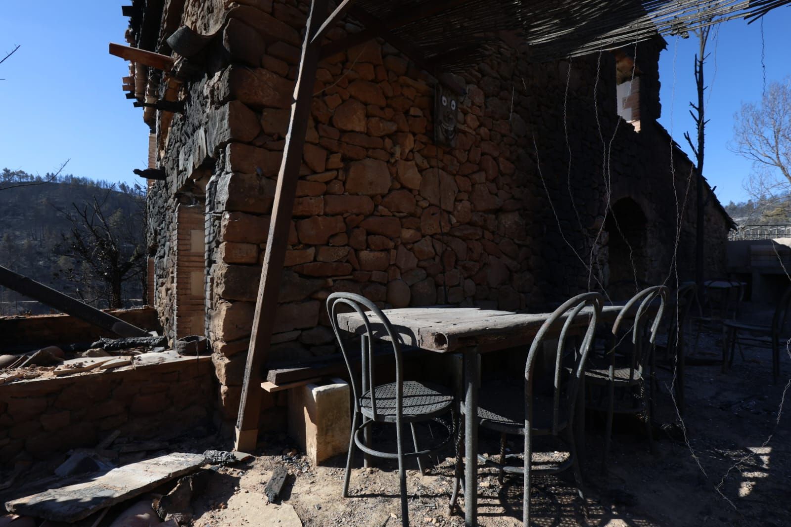 La imagen de la desolación: el fuego arrasa viviendas en la aldea de Los García