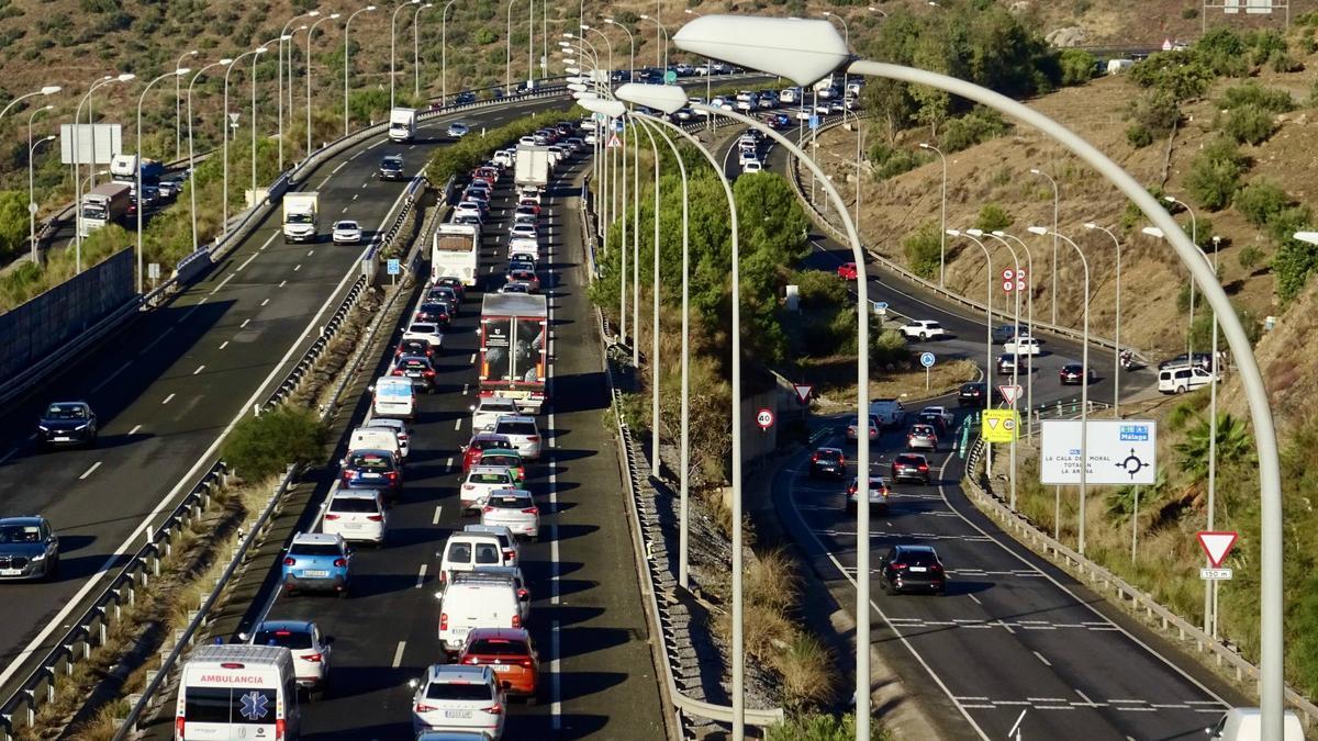 Un atasco en la A7, a la altura de Rincón de la Victoria.