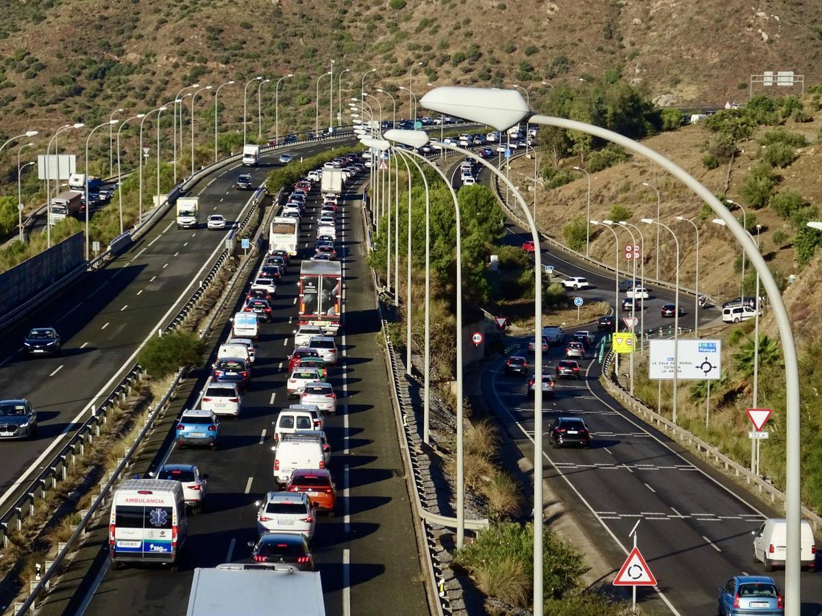 Un atasco en la A7, a la altura de Rincón de la Victoria.