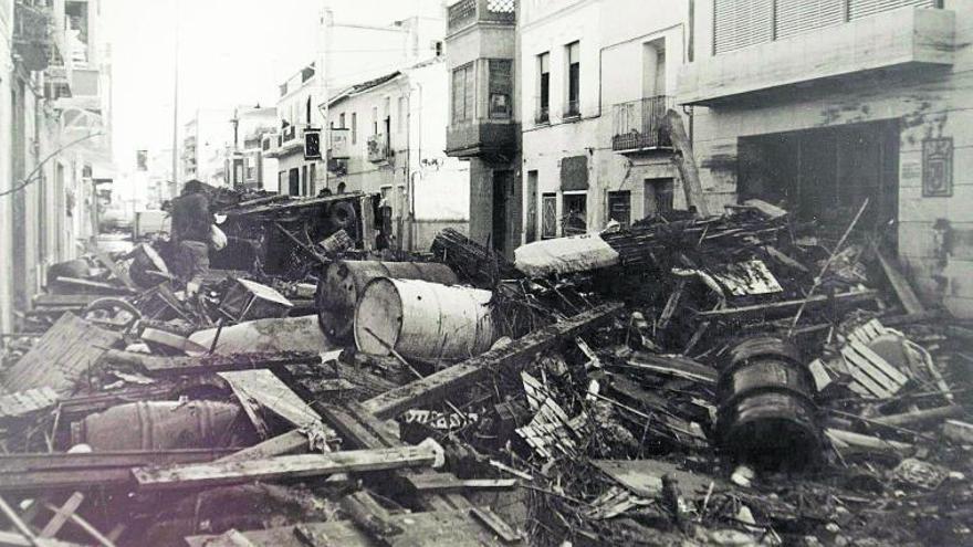 Una calle de Alzira repleta de trastos en los días posteriores a las inundaciones de octubre de 1982.