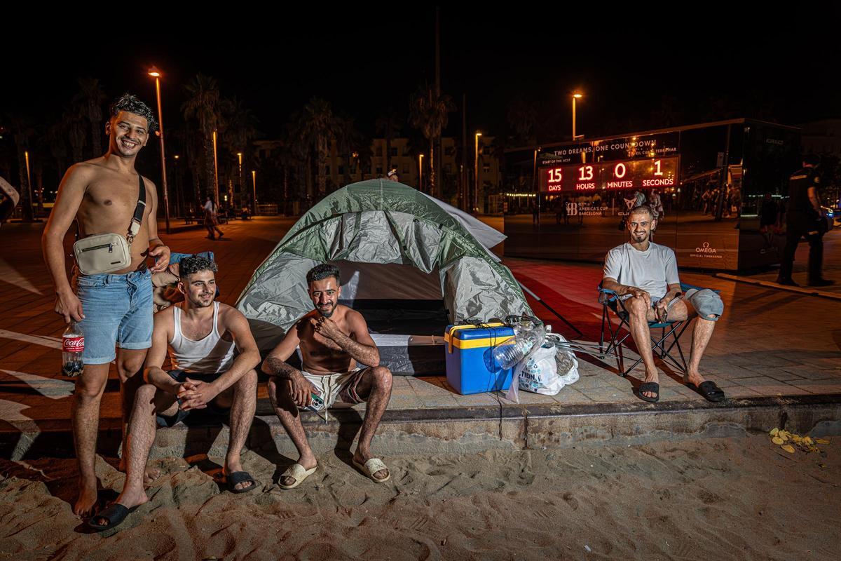 Refugio nocturno: Barcelona se refresca y descansa en sus playas durante las noches calurosas