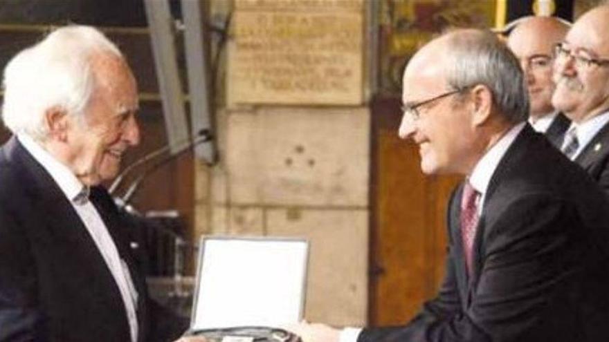 José Montilla, entrega la Creu de Sant Jordi a Josep Fornas en 2010.