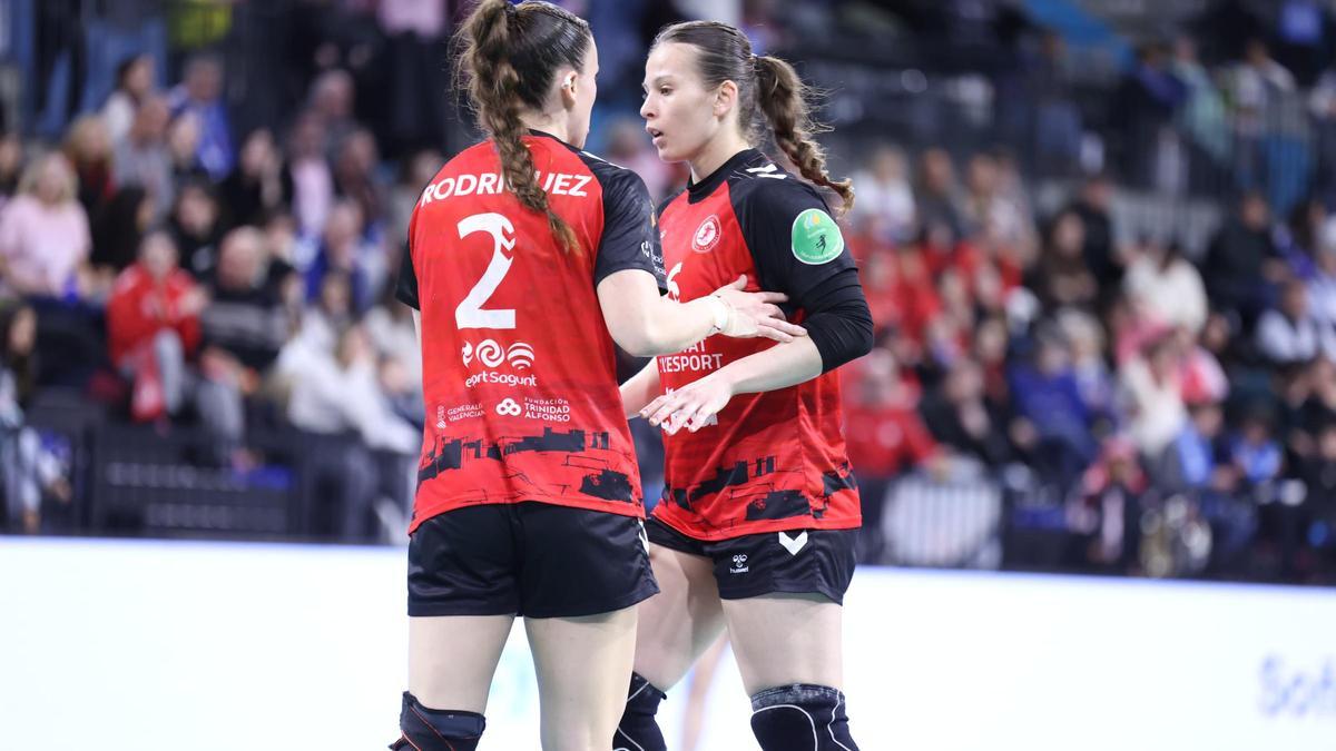 Dos jugadoras del BM Morvedre
