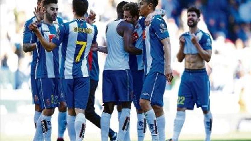 Els jugadors de l&#039;Espanyol celebrant la seva victòria contra el Sevilla ahir a Cornellà-El Prat.