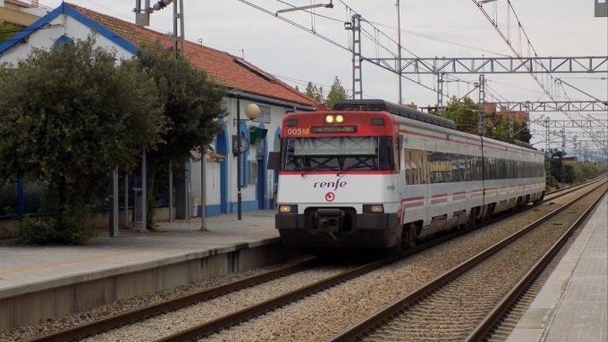 Un vagón de Cercanías recorre el trayecto entre Murcia y Alicante