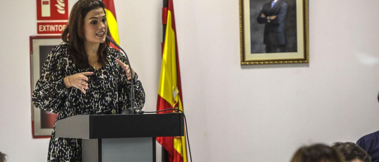 La concejala de Cultura, Marga Antón, durante su comparecencia en el pleno celebrado este lunes en el Centro de Congresos.