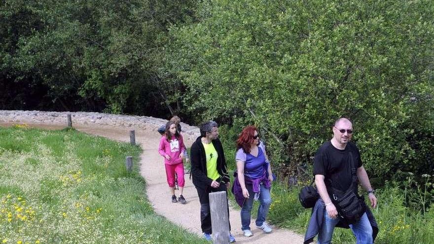 Un grupo de caminantes por la Ruta da Pedra e da Auga, ayer por la tarde.  // Noé Parga