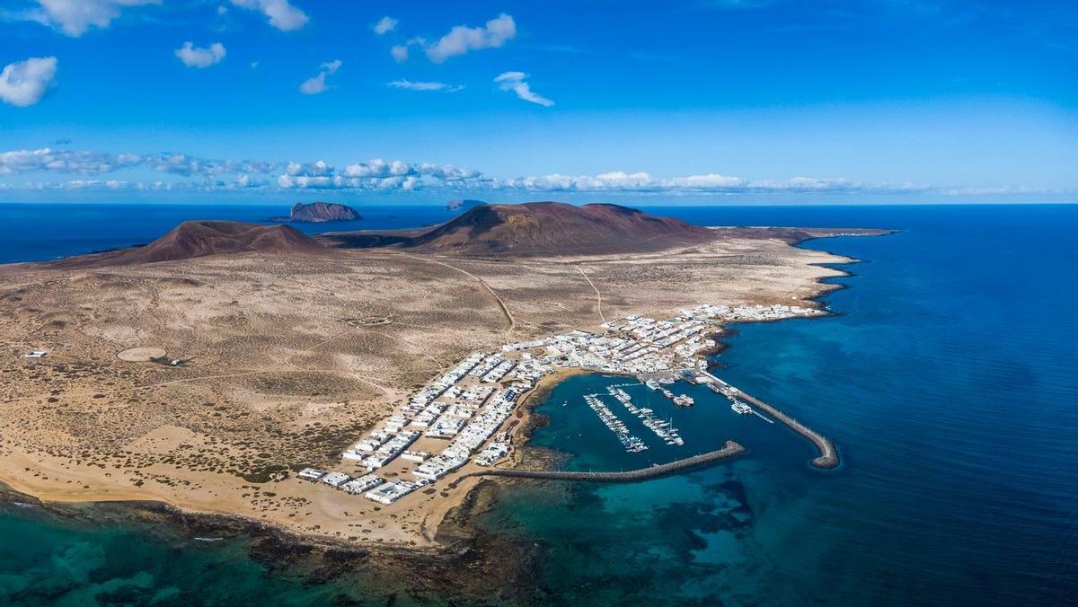 Vistas aéreas de la Caleta del Sebo, La Graciosa