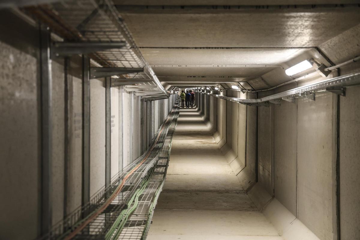 Uno de los dos túneles paralelos horadados para pasar el cableado y los servicios