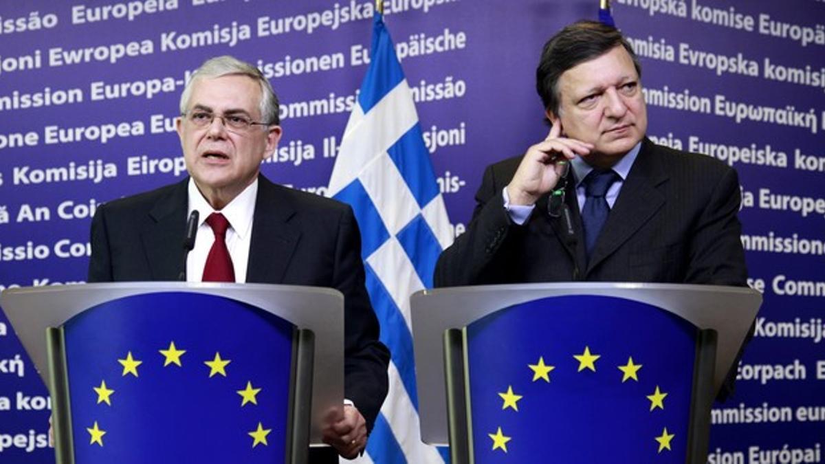 El primer ministro griego, Lukás Papadimos, comparece ante los medios junto al presidente de la Comisión Europea, José Manuel Durao Barroso, en Bruselas.