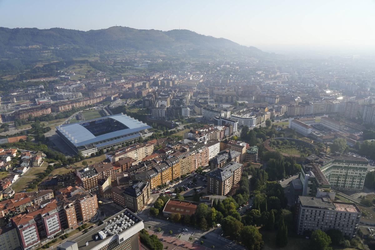 Una vista aérea de Oviedo con el Tartiere.