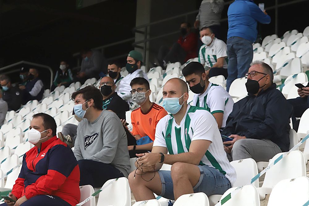 Aficionados asistentes al encuentro Córdoba CF-Cádiz B