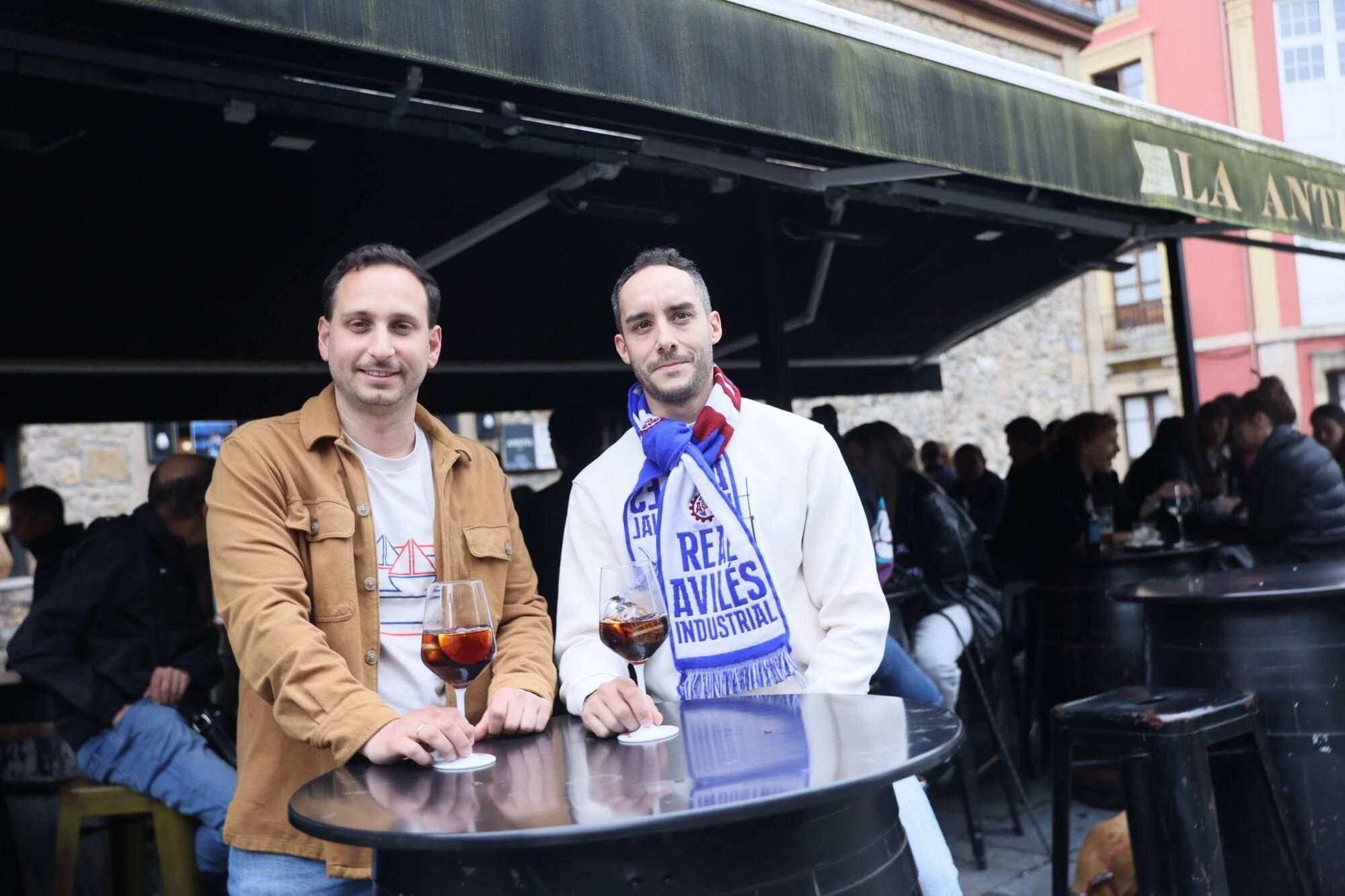 .La afición del Avilés calienta motores antes del partido del posible ascenso