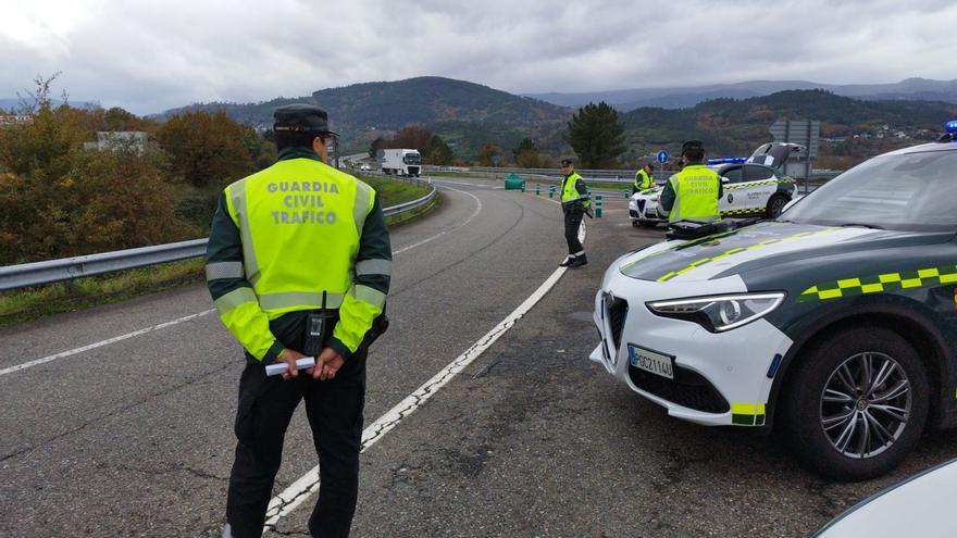 Un control de la Guardia Civil de Tráfico en la autovía A-52, a la altura de Ribadavia. | FdV