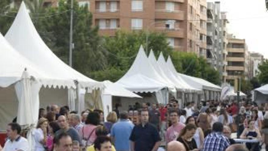 Comercios y visitantes en una feria de este año en Ontinyent.