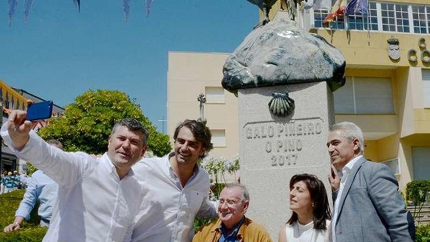 Rodeiro, Calvo, Pazos, Vázquez y Taboada, frente a la escultura.