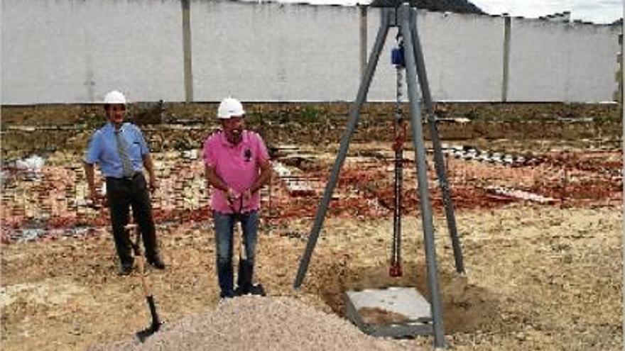 En primer terme, l&#039;alcalde, Joan Torres, acompanyat de Fontanet, a punt per a la palada de la primera pedra