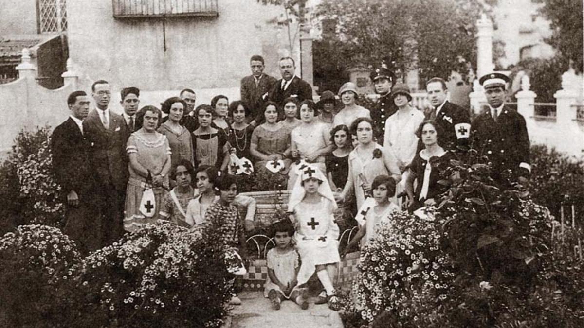 La Junta de Damas y Caballeros de Cruz Roja Elda en la casa del alcalde Paco Alonso en el año 1928.