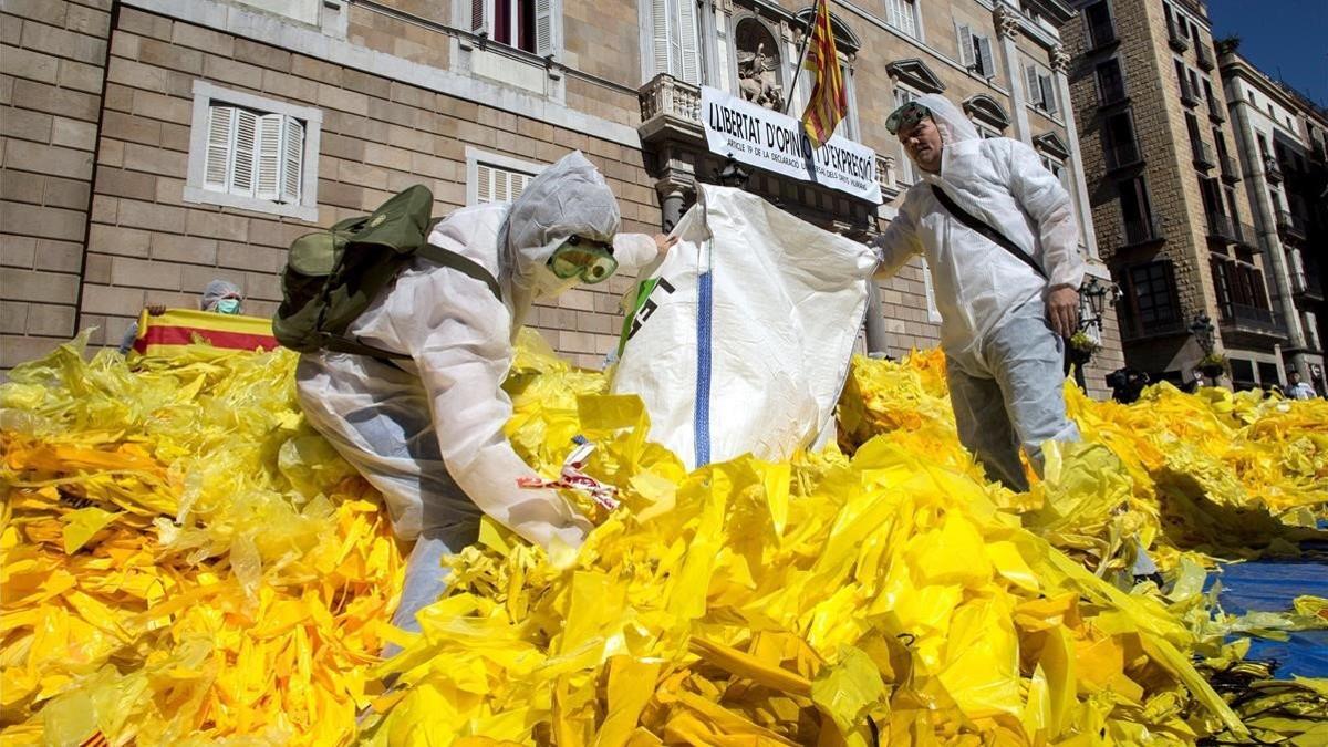 La brigada Els Segadors del Maresme vuelva miles de lazos amarillos arrancados frente al Palau de la Generalitat.