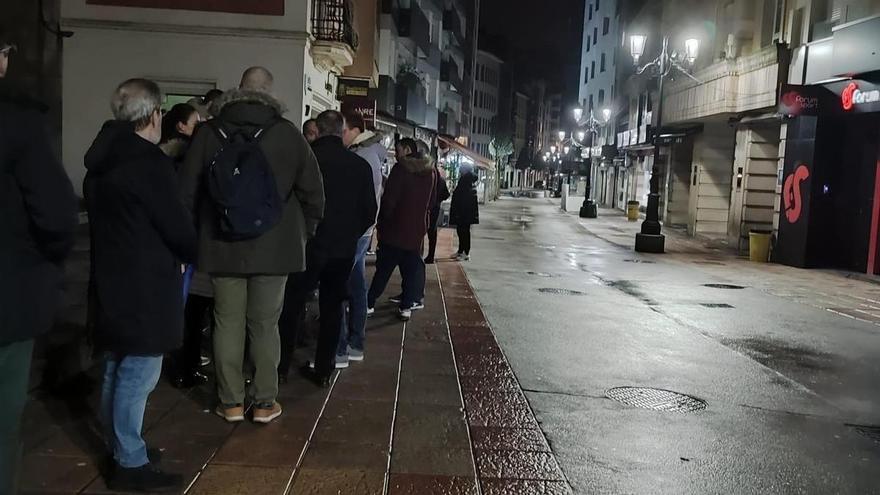 Locura oviedista: desde las cuatro de la madrugada en Caveda para conseguir una entrada a Ferrol