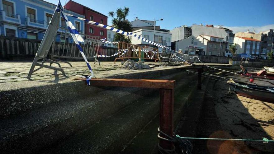 Zona acordonada en el paseo marítimo de O Cantiño, en A Illa de Arousa. // Iñaki Abella