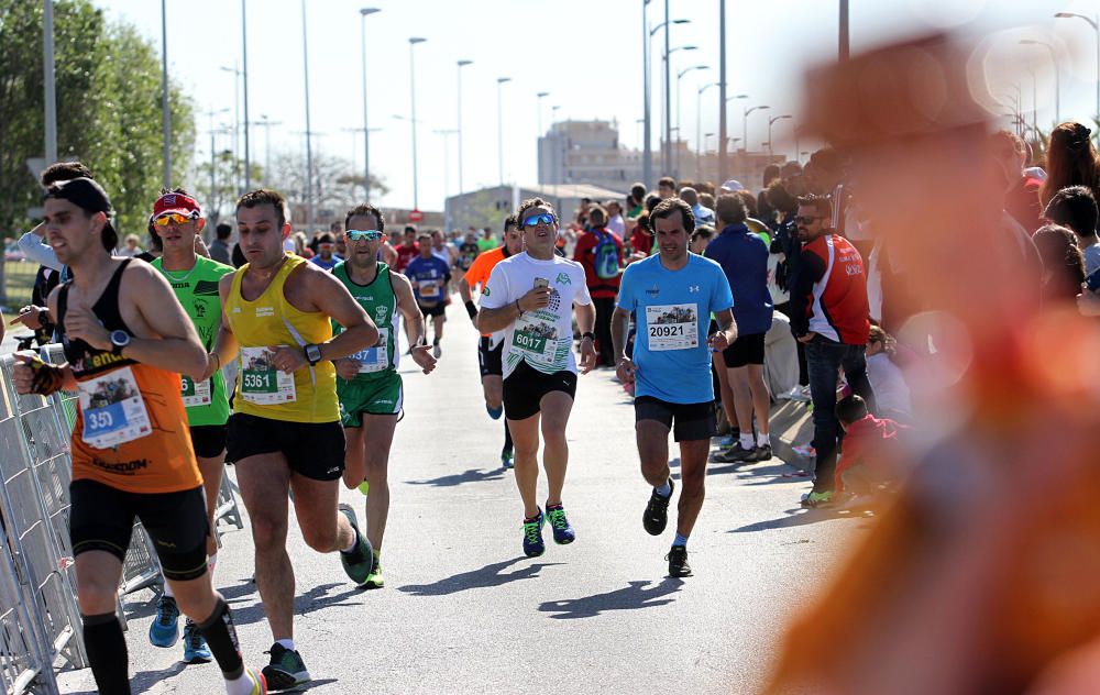 El Mouaziz, del Club Nerja de Atletismo ha vuelto a imponerse en la prueba, que ha alcanzado una participación récord con 7.500 corredores