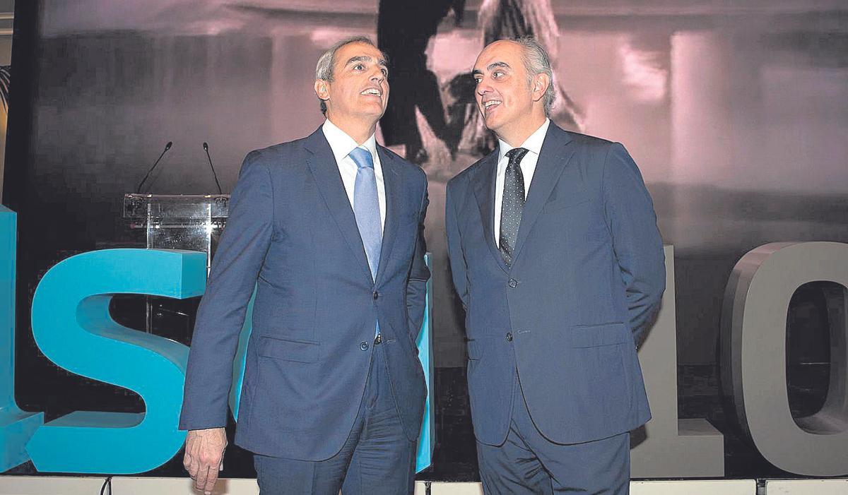 Jacobo y Jorge Cosmen, presidentes de Alsa Asturias y Alsa España, en la fiesta por el centenario de la empresa celebrada el pasado jueves en Madrid. | Isabel Permuy