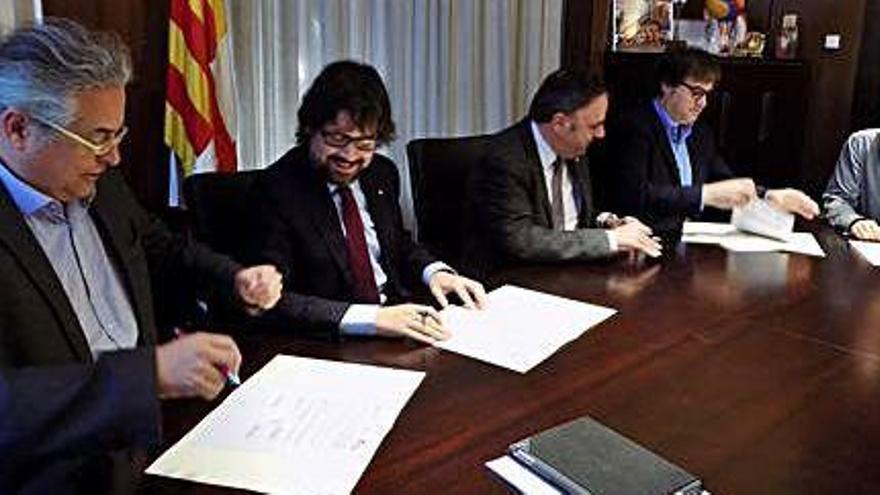 Moment de la signatura del protocol a alcaldia, amb Ticó, Font, Junyent, Serra i Aloy, l&#039;abril del 2017