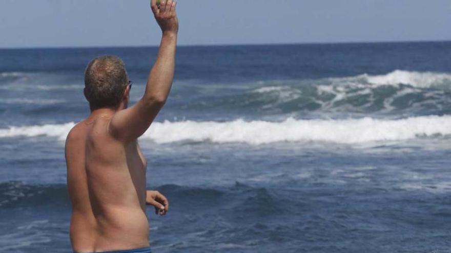 David Toledo, ayer, con su perro &quot;Gudy&quot;, en la playa de Bayas.