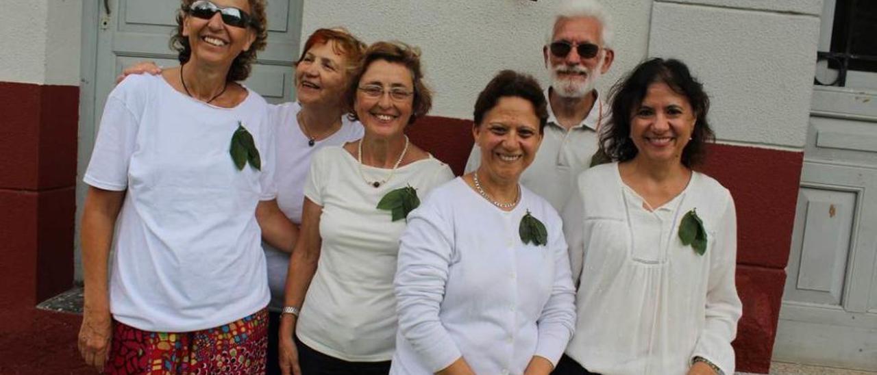 Los madrileños Rosa Valverde, Paz García, Fina Lacaci, Pepa Sánchez, Antonio Monjas y Carmen Marina, ayer, en la escuela de Piantón.