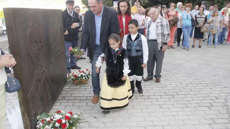 Momento de la ofrenda floral ante el monumento a Rosalía de Castro en la alameda. // Santos Álvarez