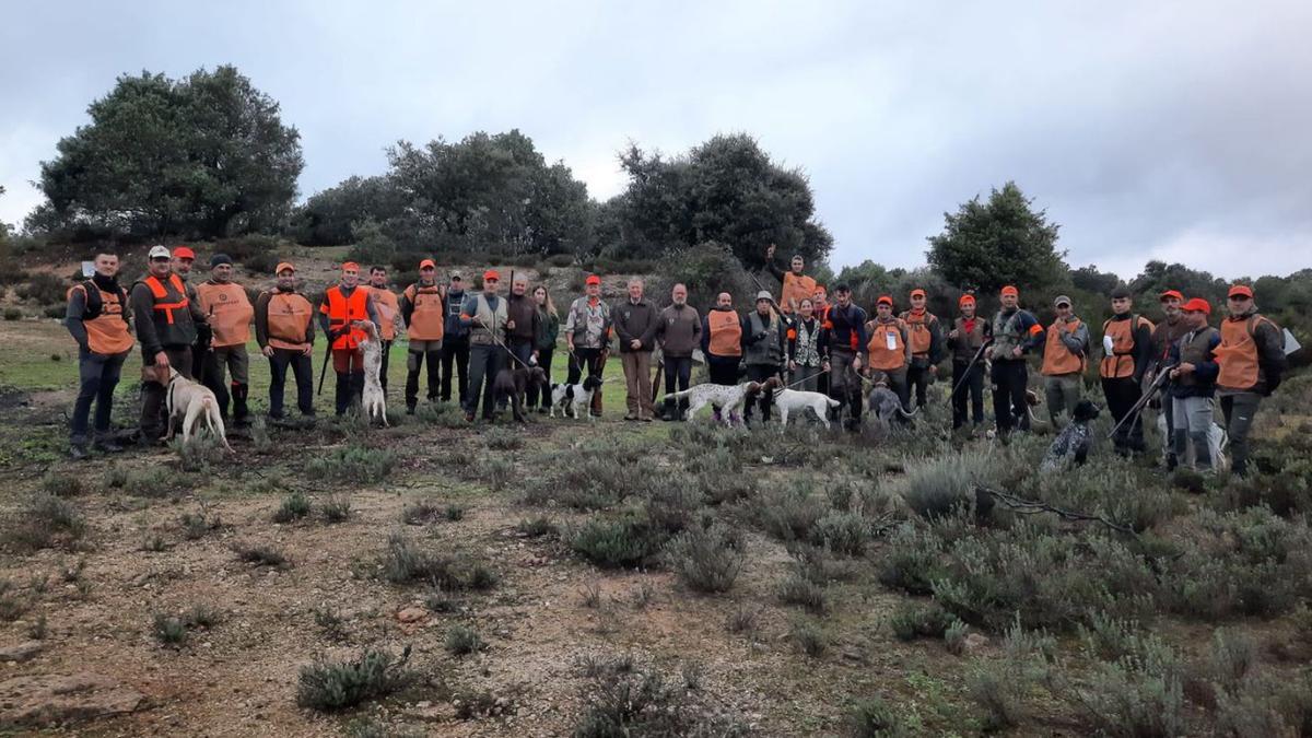 Cazadores y jueces momentos antes de darse la salida. | JAP