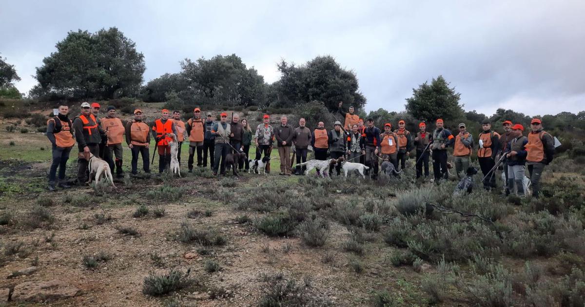 Cazadores y jueces momentos antes de darse la salida. | JAP