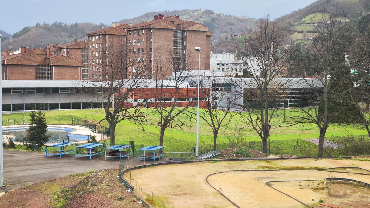 Los terrenos exteriores del área deportiva de Vega de Arriba donde se proyectan las nuevas piscinas. | A. Velasco