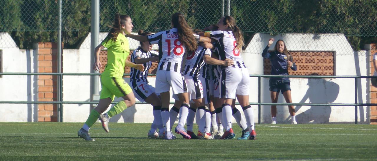 Las albinegras celebran efusivamente el gol de la victoria en la recta final.