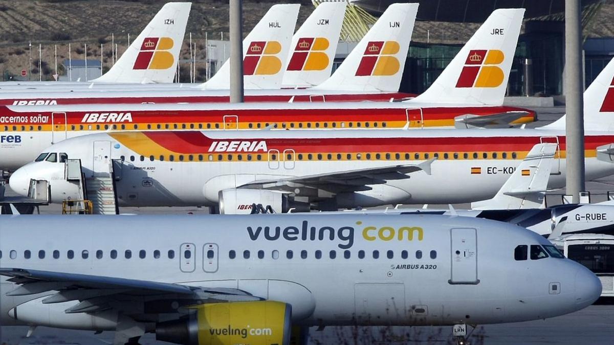 Aviones de Vueling y de Iberia, en el Aeropuerto Madrid-Barajas.