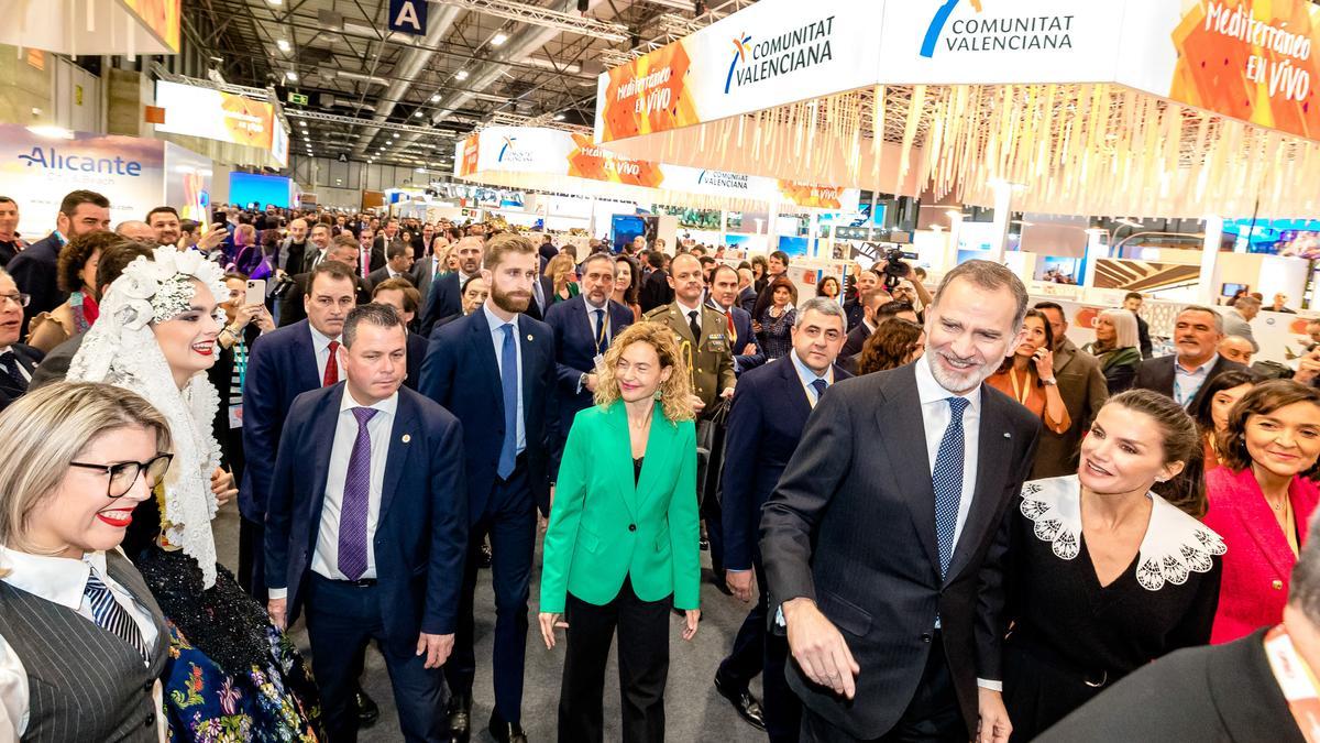 Los Reyes pasan por delante del expositor de Alicante durante el recorrido inaugural de la feria