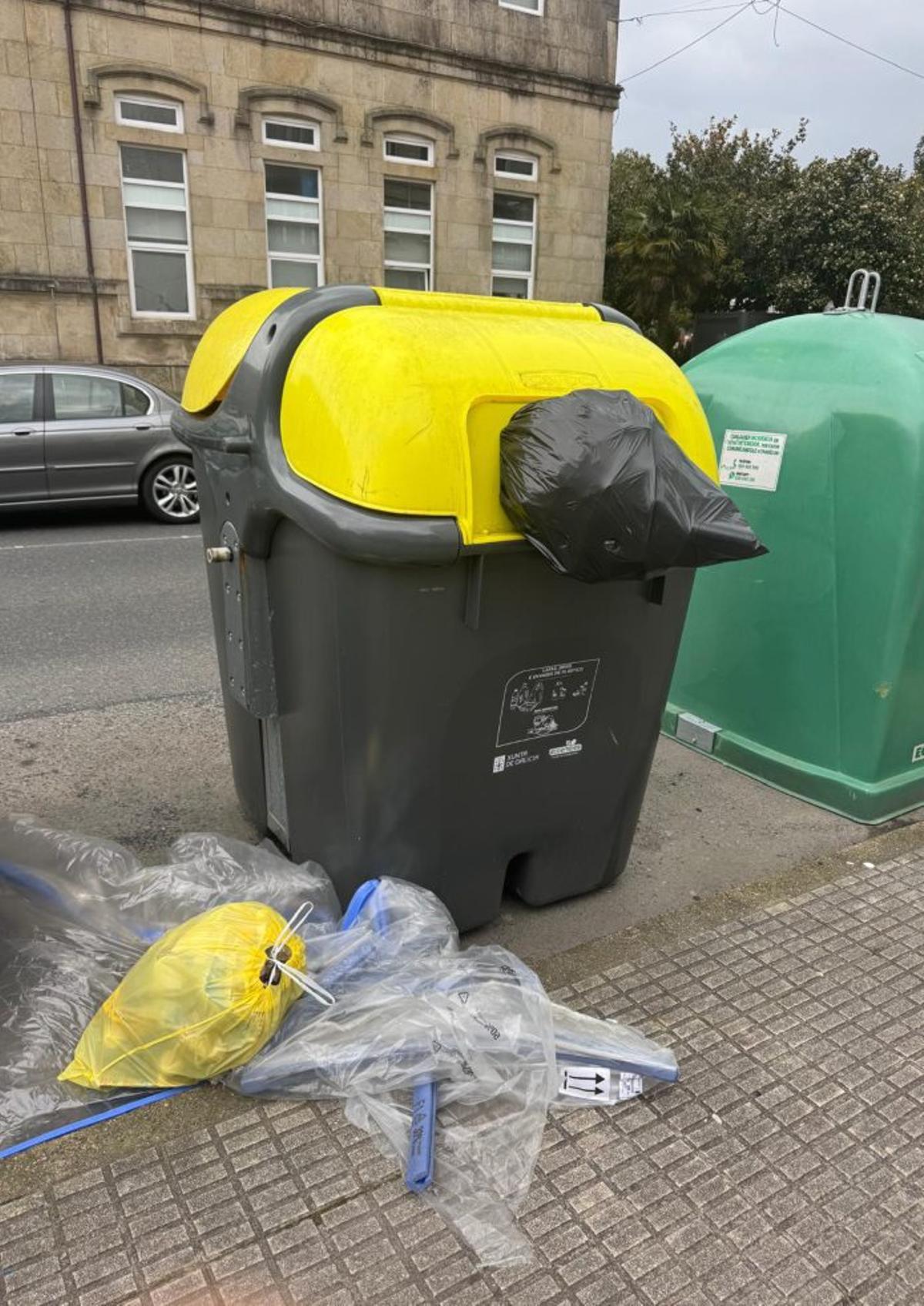 Basura en Benito Vigo, una nevera en Antón Losada y un contenedor con impropios.