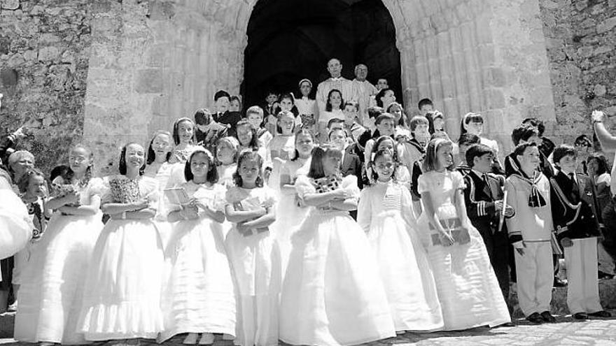 Cuarenta y ocho niños reciben la primera comunión en la villa de Llanes