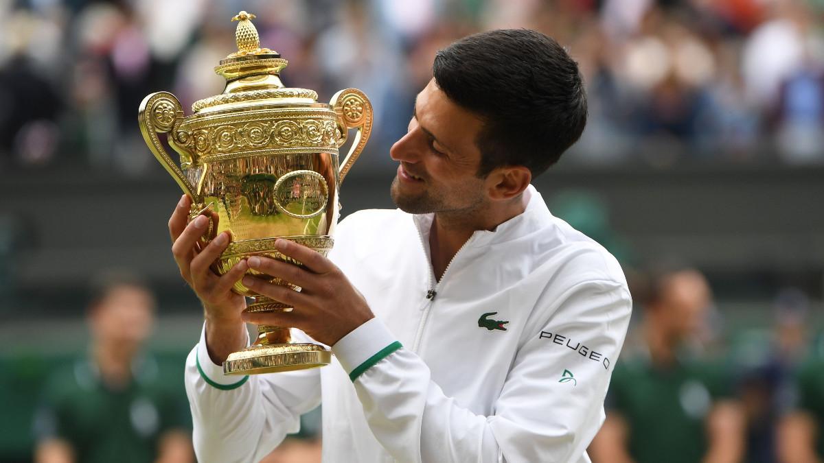 Djokovic junto al trofeo de Wimbledon