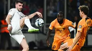 Países Bajos salva medio billete a la Eurocopa en Atenas