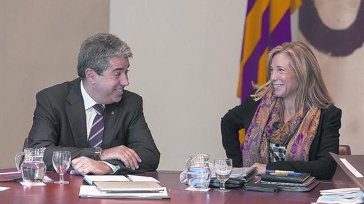 El 'conseller' de Presidència, Francesc Homs, y la vicepresidenta del Govern, Joana Ortega, ayer durante la reunión del Consell Executiu.