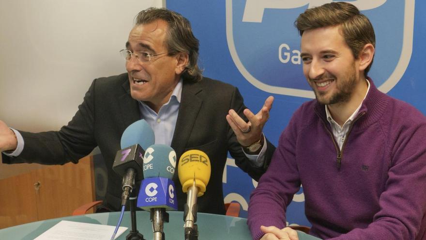 El actual portavoz del PP, Víctor Soler, con Arturto Torró.