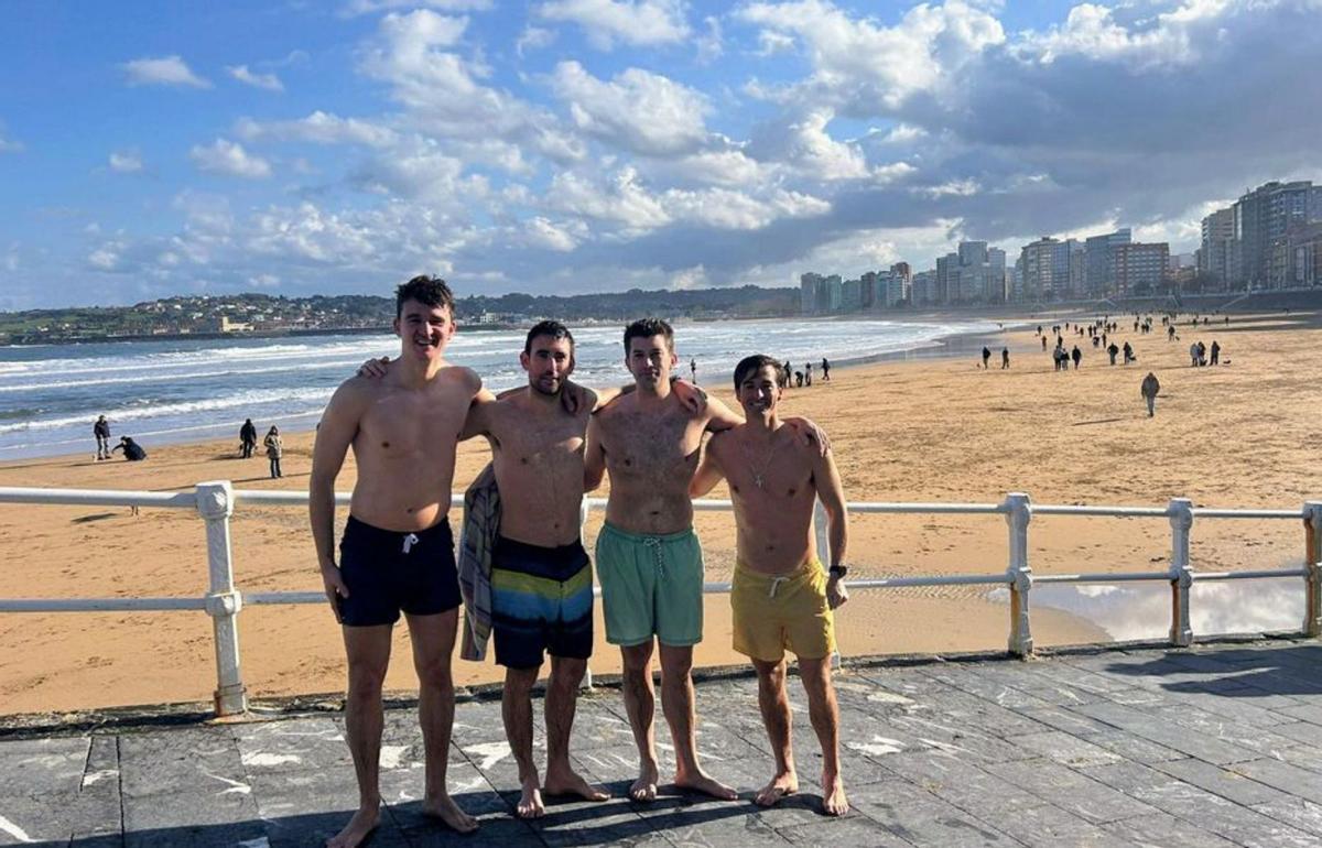 Arriba, la cena de los sanitarios del Hospital de Cabueñes. En el centro, el concierto de la Coral Polifónica «Anselmo Solar» en San Pedro. Sobre estas líneas, paseantes en el Muro de San Lorenzo, con restos de ramas en la arena. | ÁNGEL GONZÁLEZ / FERNANDO RODRÍGUEZ