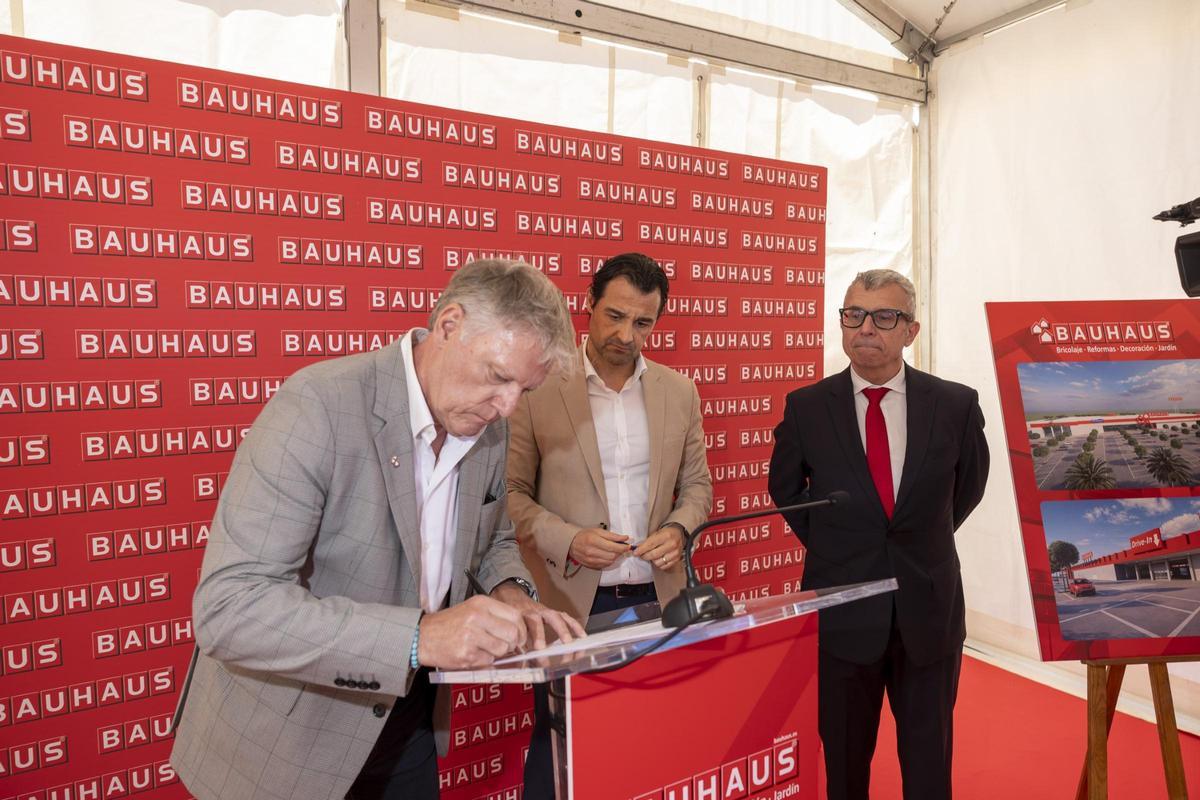 Arrancan las obras de la nueva tienda de Bauhaus en Torrevieja Arrancan las obras de la nueva tienda de Bauhaus en Torrevieja
