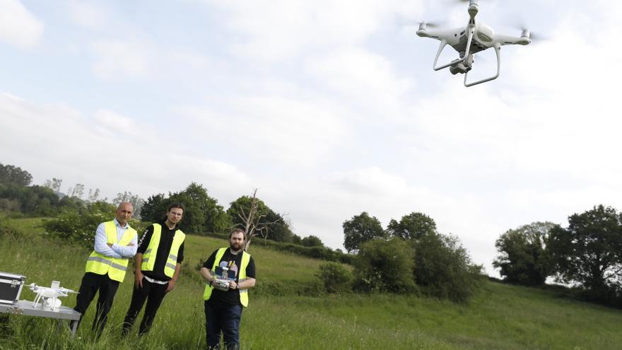 Así son las clases en la primera Autoescuela de drones de Asturias