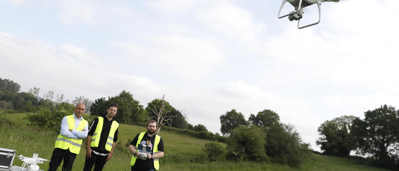 Así son las clases en la primera Autoescuela de drones de Asturias